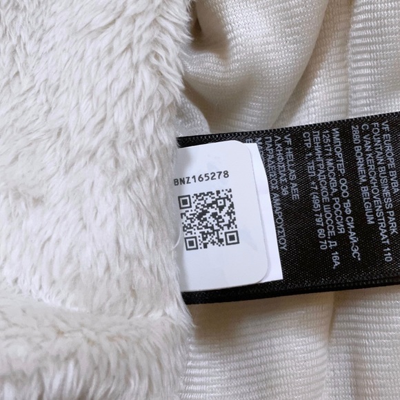 The North Face Women’s Osito Flow Jacket In Vintage White - Picture 7 of 9